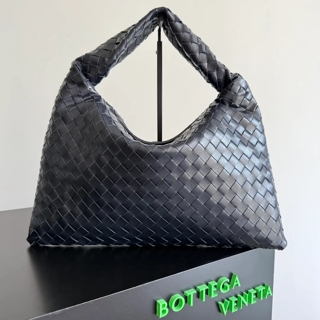 Batch 1960 It seems that this bag from BV has been popular recently ~ The new Hop is really not too beautiful. The whole bag has no seams. The bag body and handles are made of one piece of leather. It reflects the style and essence of Bottega Veneta. It truly represents craftsmanship and creativity. The large size has a very loose and lazy upper body. Big bag lovers will definitely not regret buying it. Style number: 796262 Size: 46*21*10cm